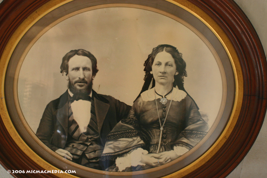 Nugget #72 B Reeds Jim and Margaret oval frame photo Nugget #72 B Reeds Jim and Margaret oval frame photo